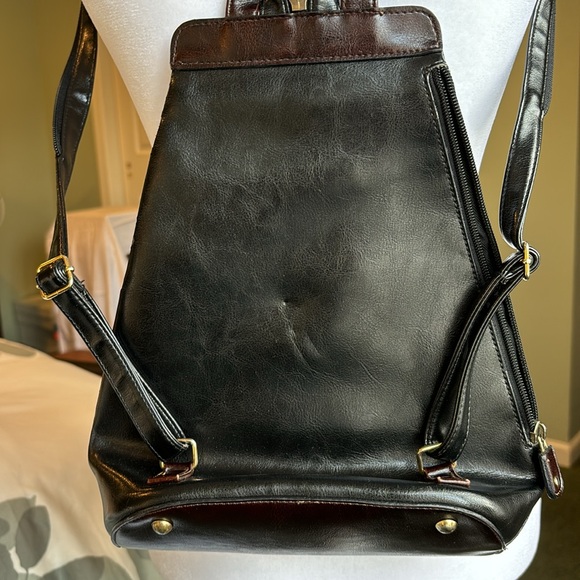 Beautiful Two toned leather backpack - Picture 4 of 6
